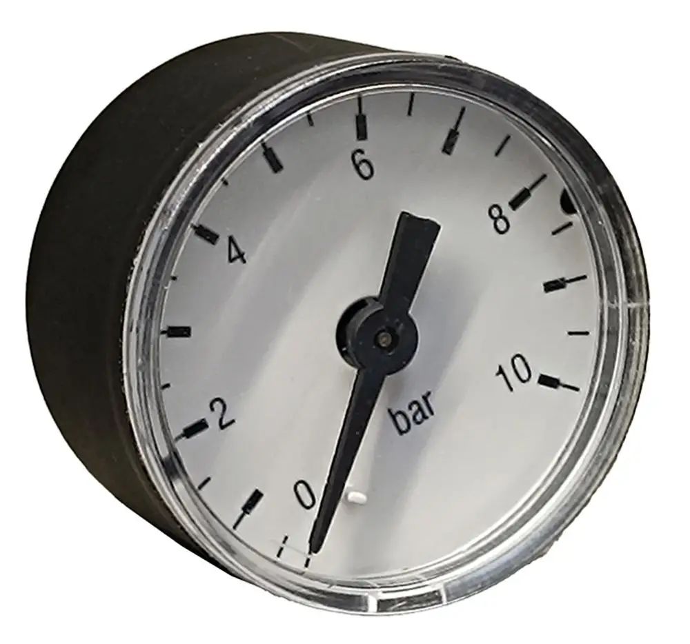 Schwarzes Manometer mit weißem Ziffernblatt und schwarz gefärbtem Zeiger, welches den Druck in bar anzeigt, Hersteller: Syr.
